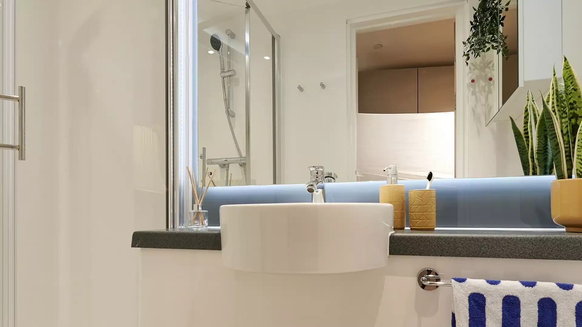 Common Area?w=400&h=260&fit=crop&q=40&auto=format&trim=auto