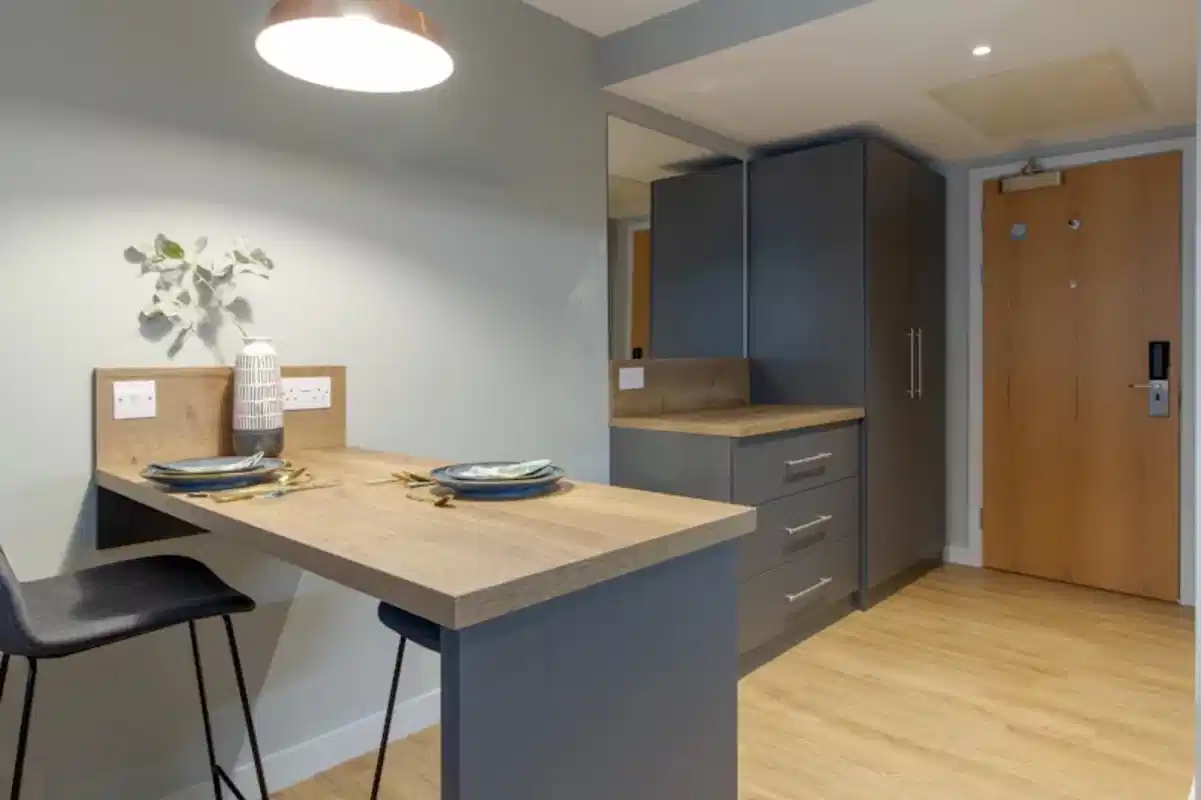 Common Area?w=400&h=260&fit=crop&q=40&auto=format&trim=auto