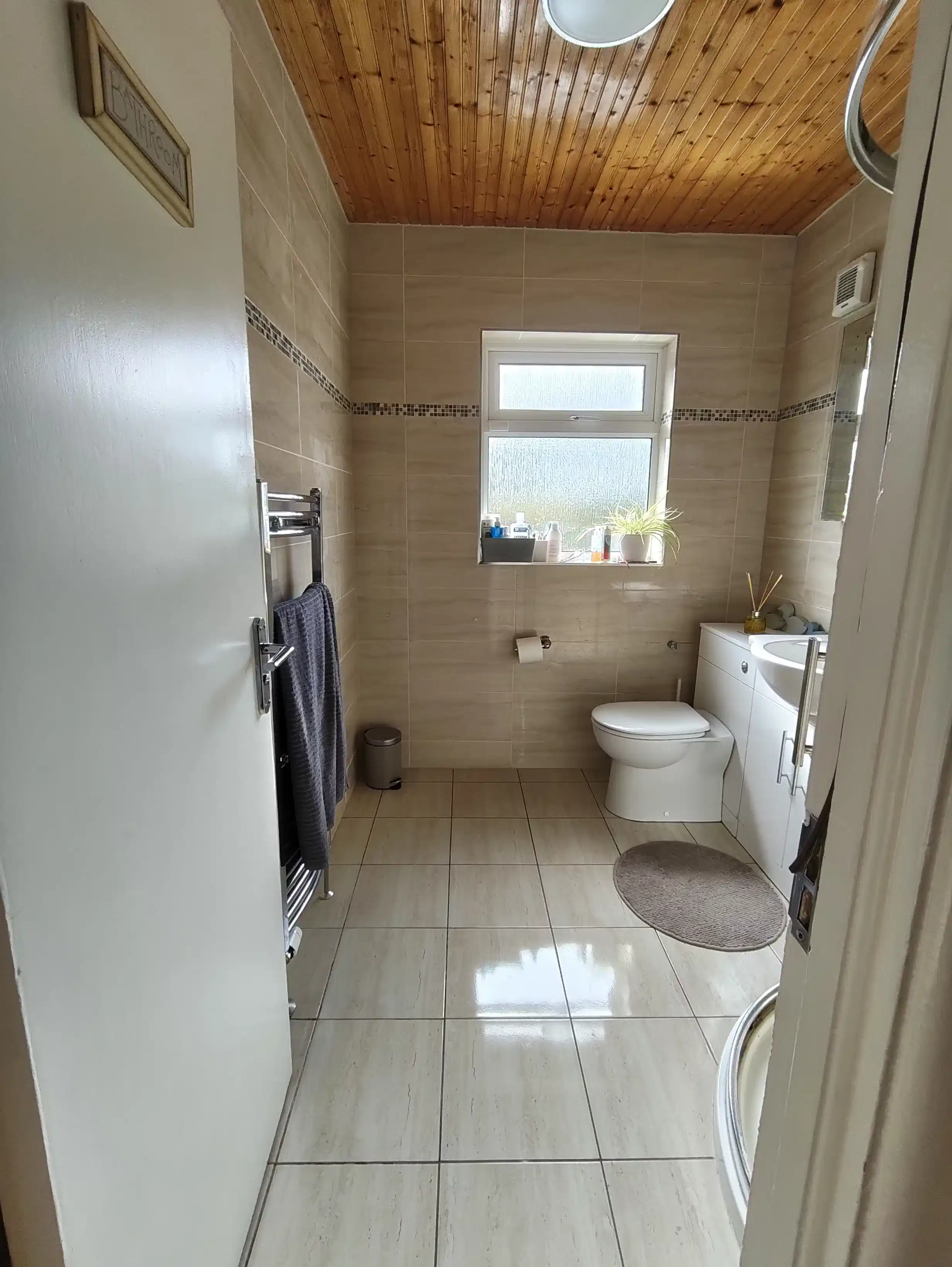 Exterior?w=400&h=260&fit=crop&q=40&auto=format&trim=auto