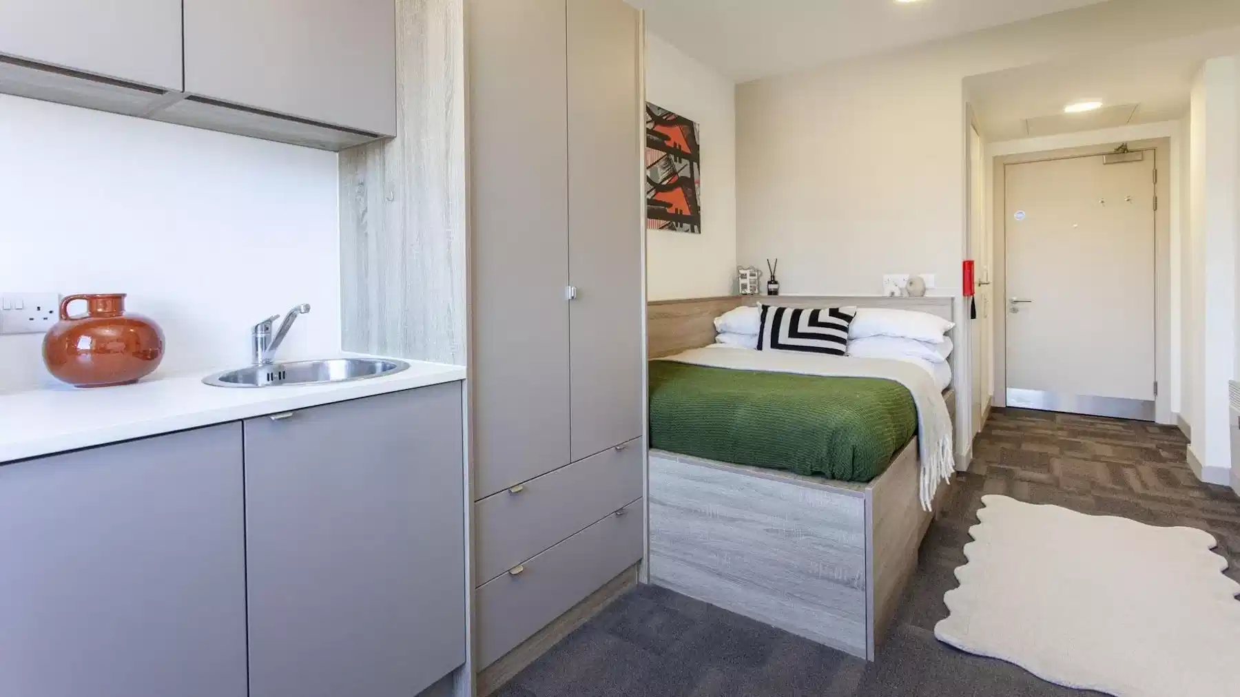 Common Area?w=400&h=260&fit=crop&q=40&auto=format&trim=auto