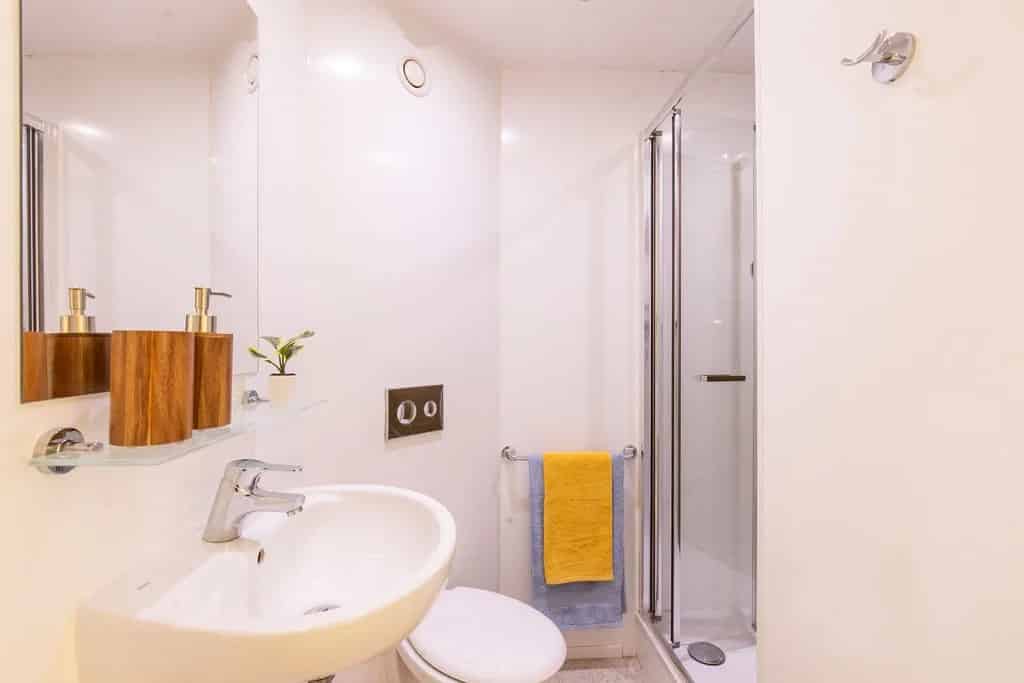 Common Area?w=400&h=260&fit=crop&q=40&auto=format&trim=auto