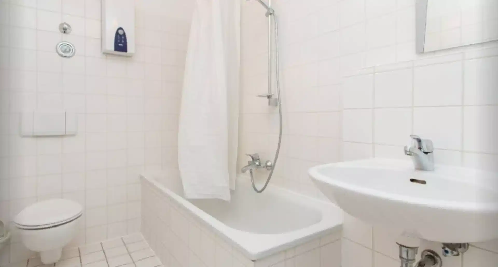 RM Bismarckstraße 72, Berlin - Berlin, Germany - Room in a 4 Bed 1 Bath - Bathroom