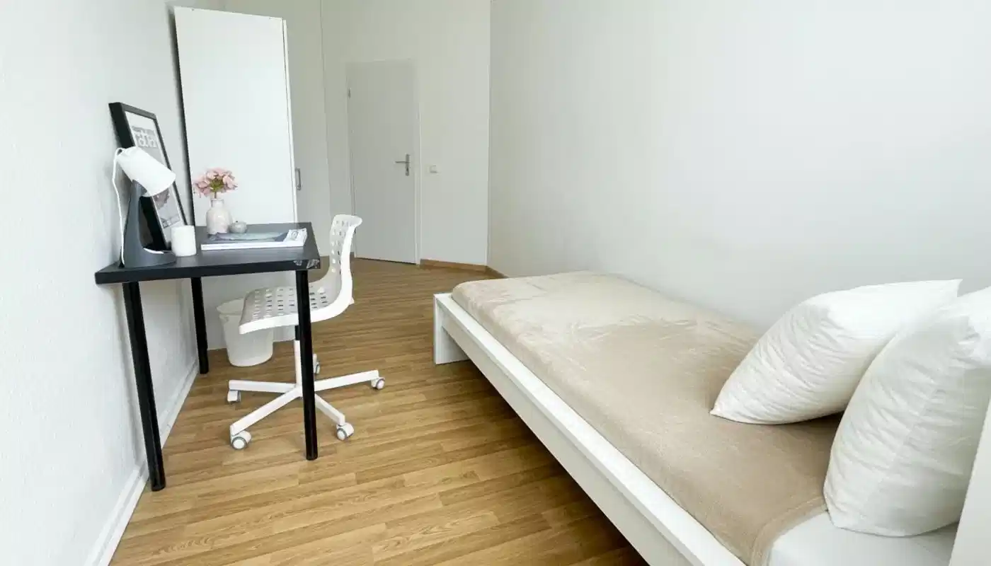 Room In 4 Bed 1 Bath (#B32.3.) - Bedroom?w=400&h=260&fit=crop&q=40&auto=format&trim=auto