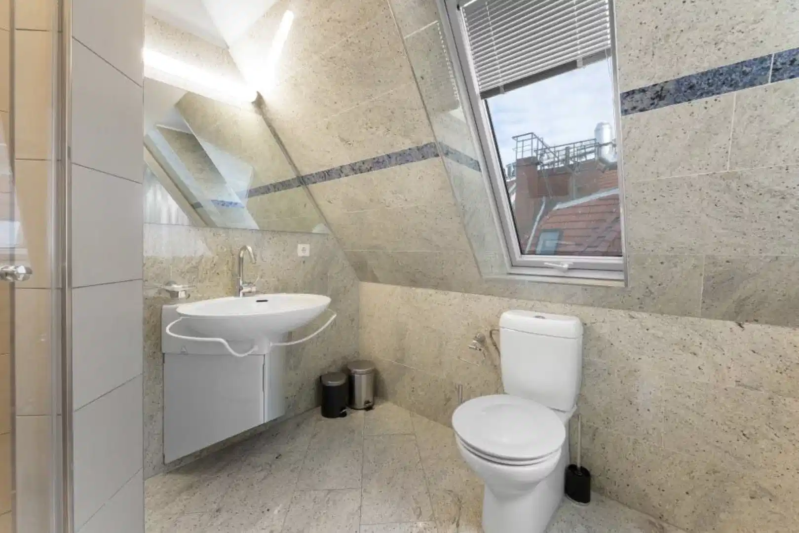 Exterior?w=400&h=260&fit=crop&q=40&auto=format&trim=auto