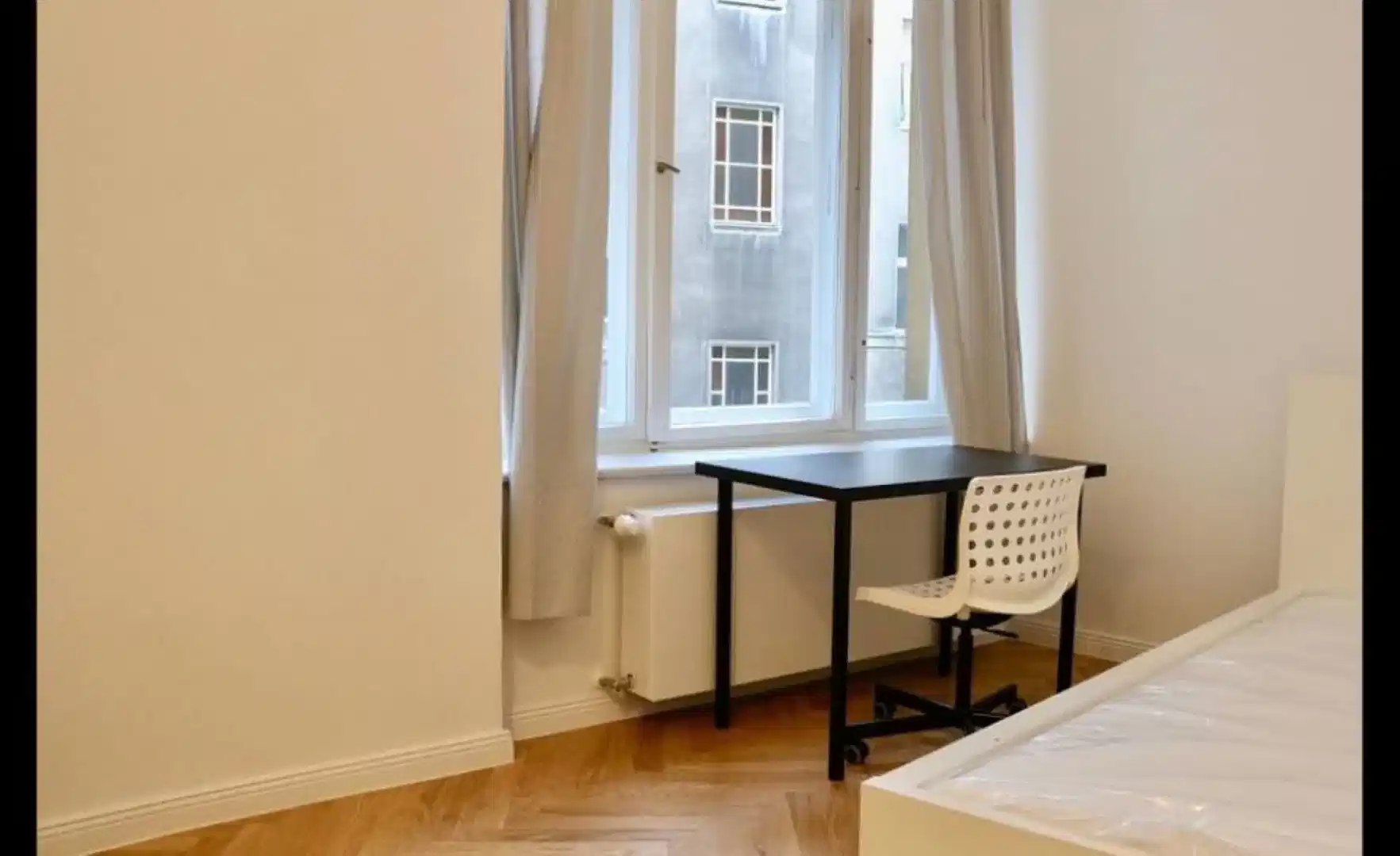 Common Area?w=400&h=260&fit=crop&q=40&auto=format&trim=auto