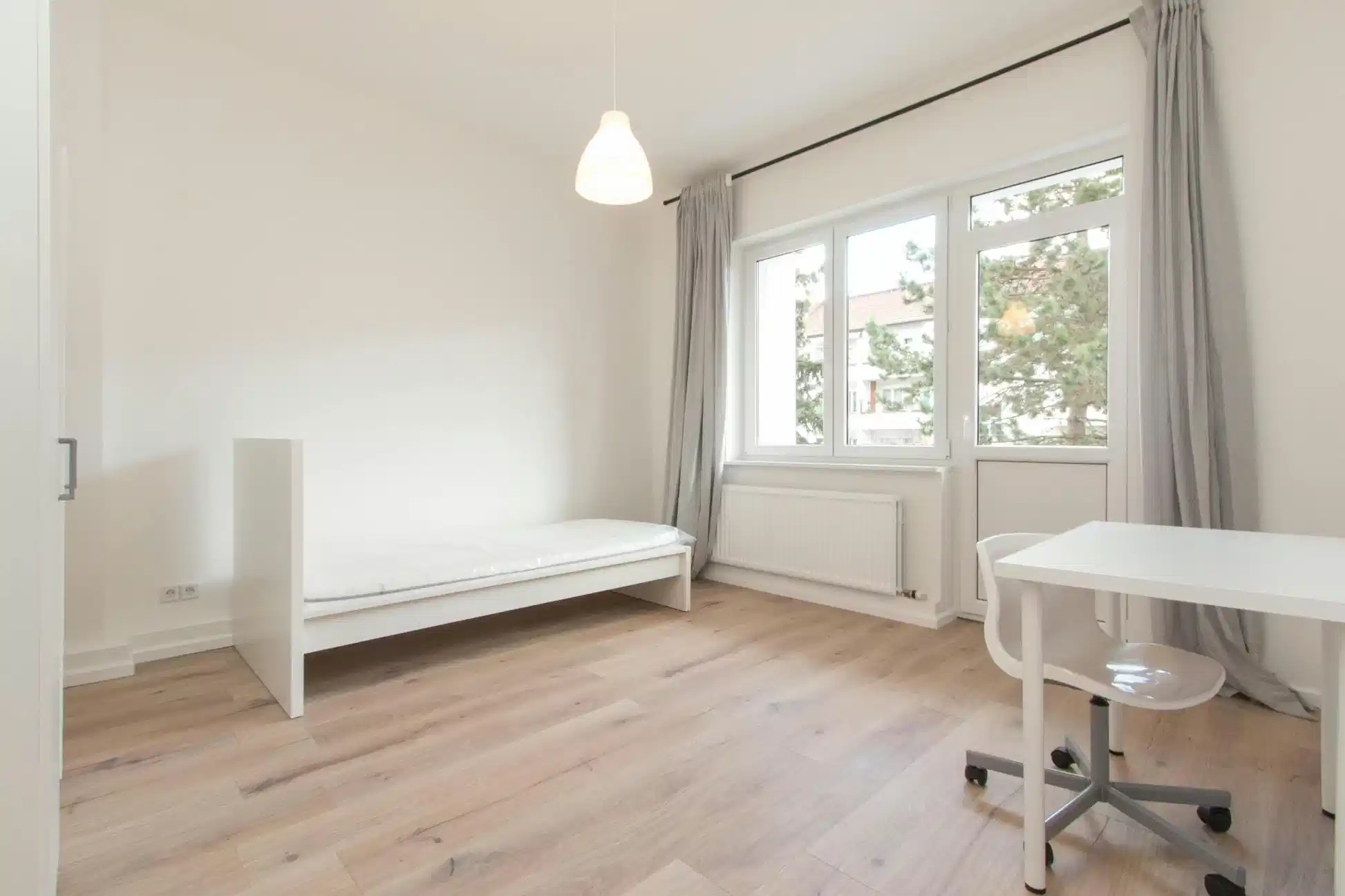 Exterior?w=400&h=260&fit=crop&q=40&auto=format&trim=auto