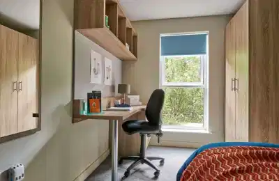 Common Area?w=400&h=260&fit=crop&q=40&auto=format&trim=auto