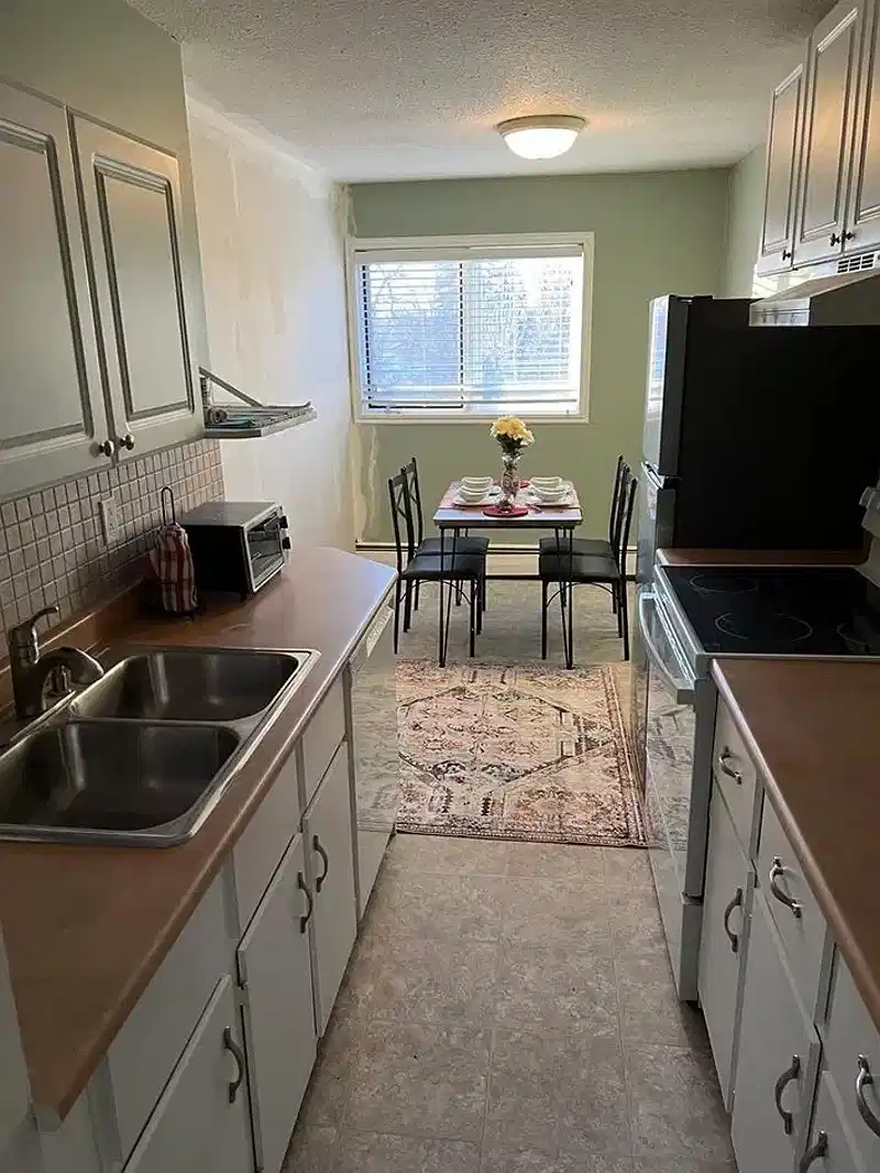 H4U 88 Bloor St, Toronto - Toronto, Ontario, Canada - Kitchen