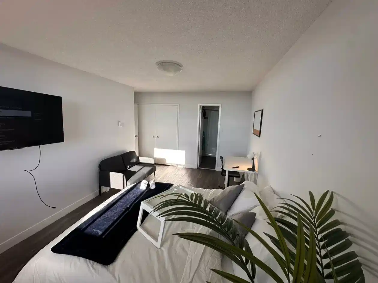 Common Area?w=400&h=260&fit=crop&q=40&auto=format&trim=auto