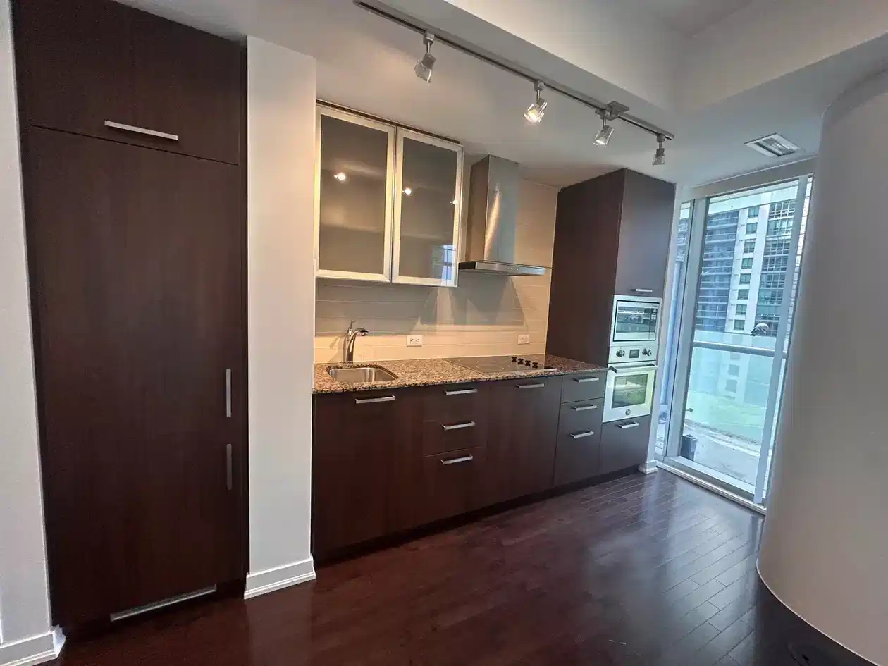 H4U 12 York St, Toronto - Toronto, Ontario, Canada - Kitchen