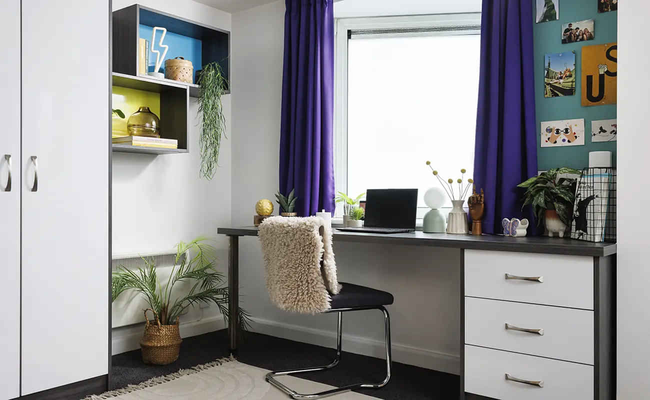 Exterior?w=400&h=260&fit=crop&q=40&auto=format&trim=auto