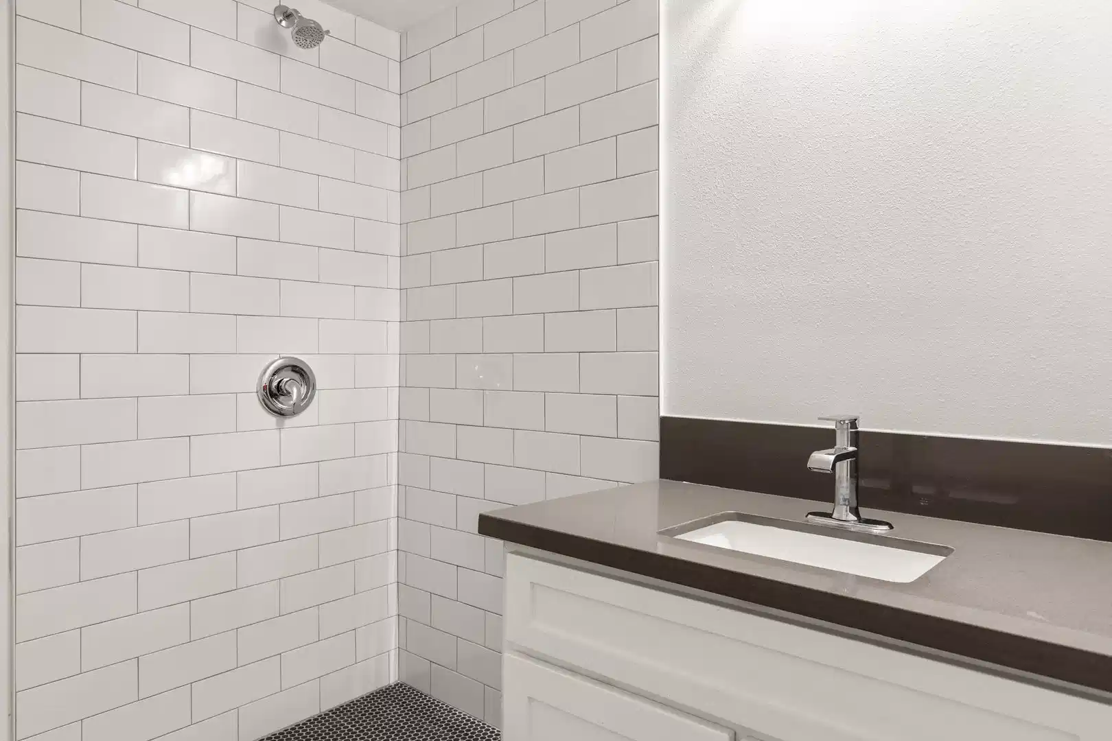 Bathroom?w=400&h=260&fit=crop&q=40&auto=format&trim=auto