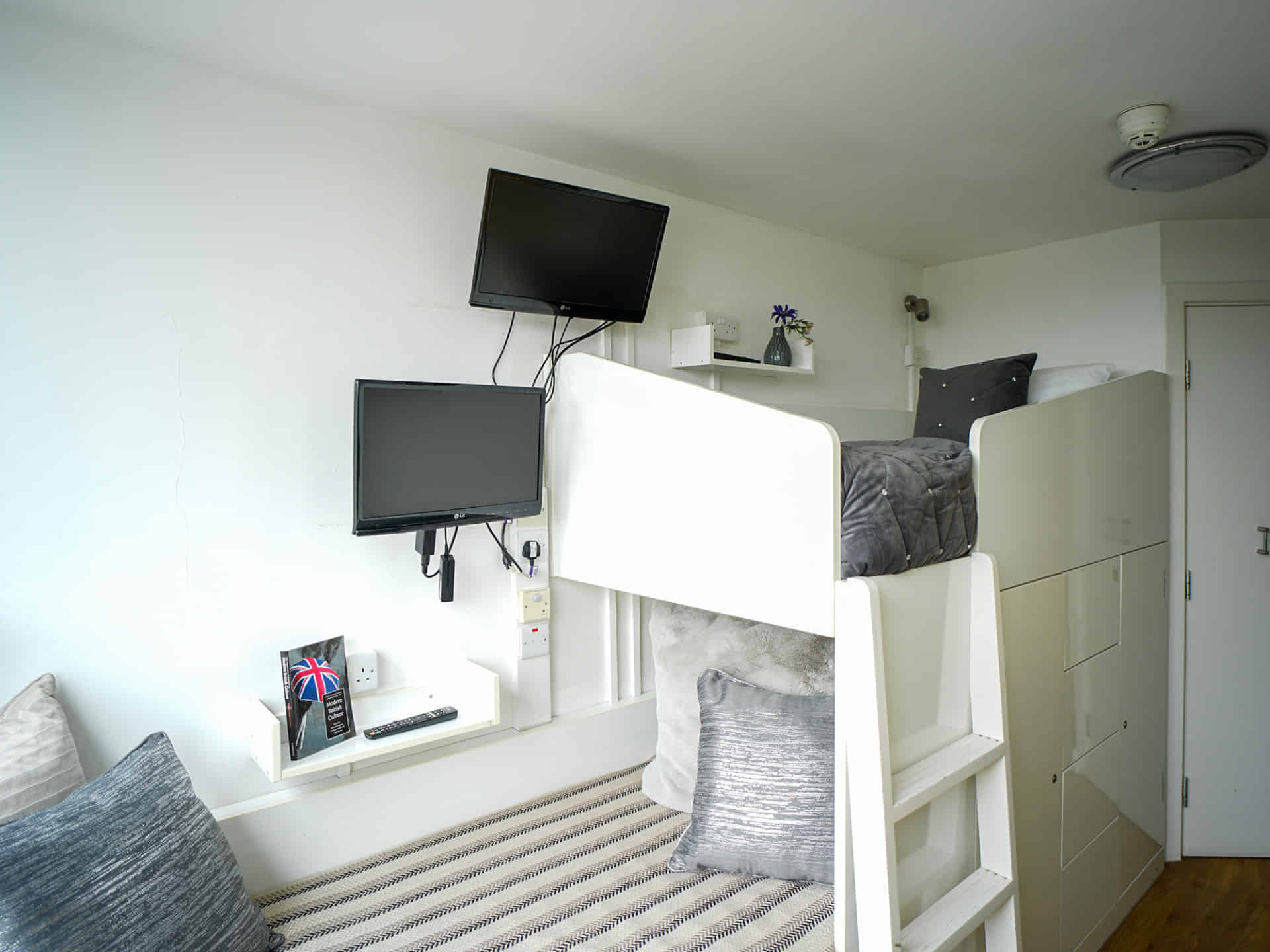 Exterior?w=400&h=260&fit=crop&q=40&auto=format&trim=auto