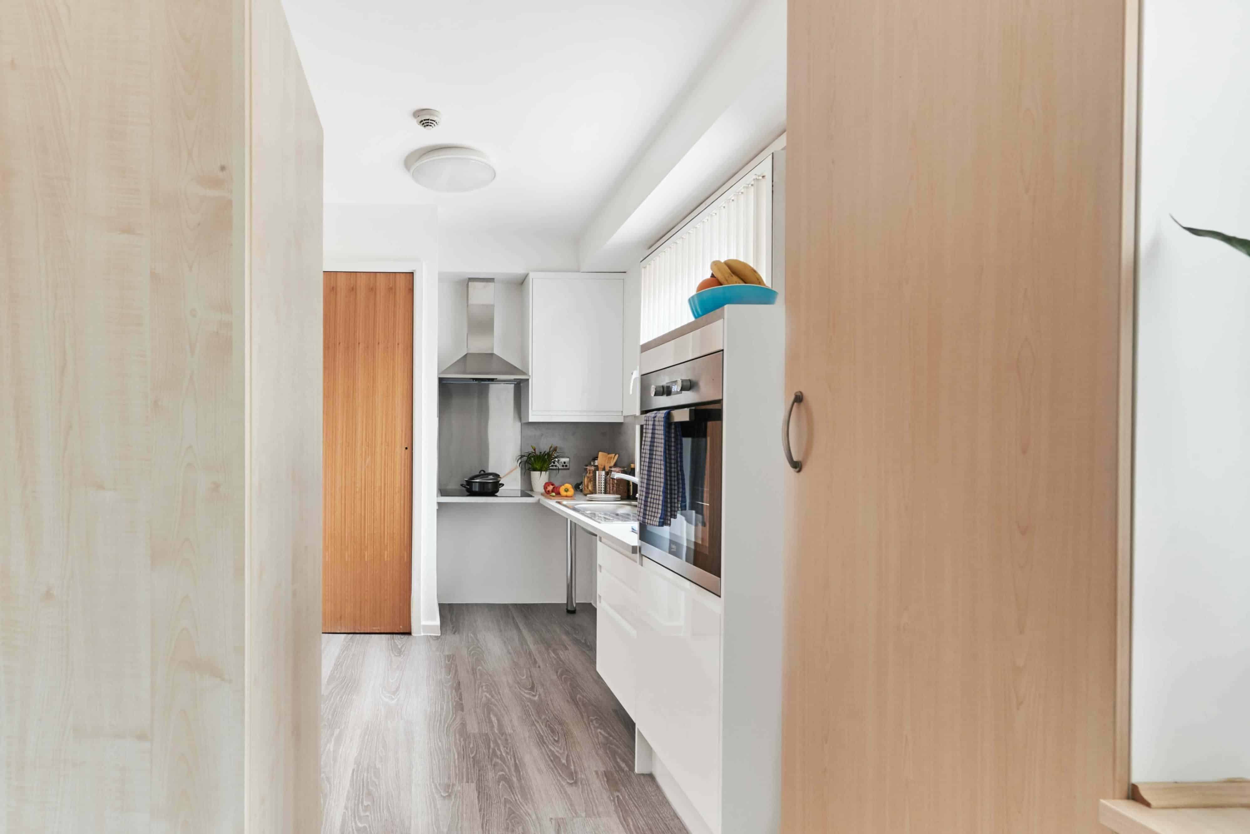 Kitchen?w=400&h=260&fit=crop&q=40&auto=format&trim=auto