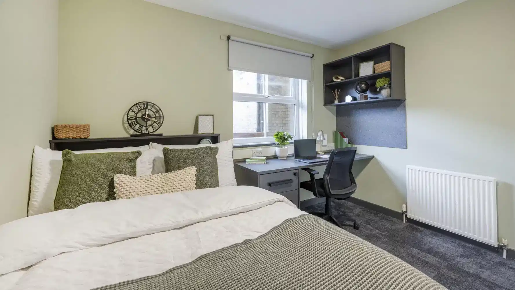 Exterior?w=400&h=260&fit=crop&q=40&auto=format&trim=auto