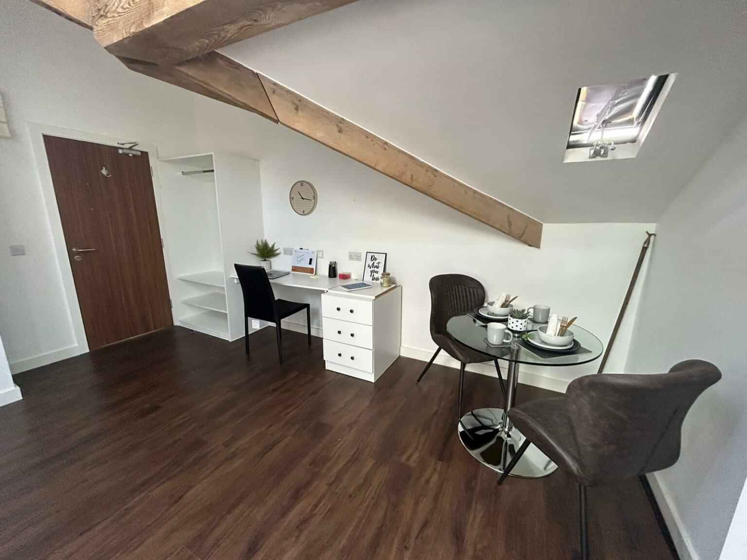 Common Area?w=400&h=260&fit=crop&q=40&auto=format&trim=auto