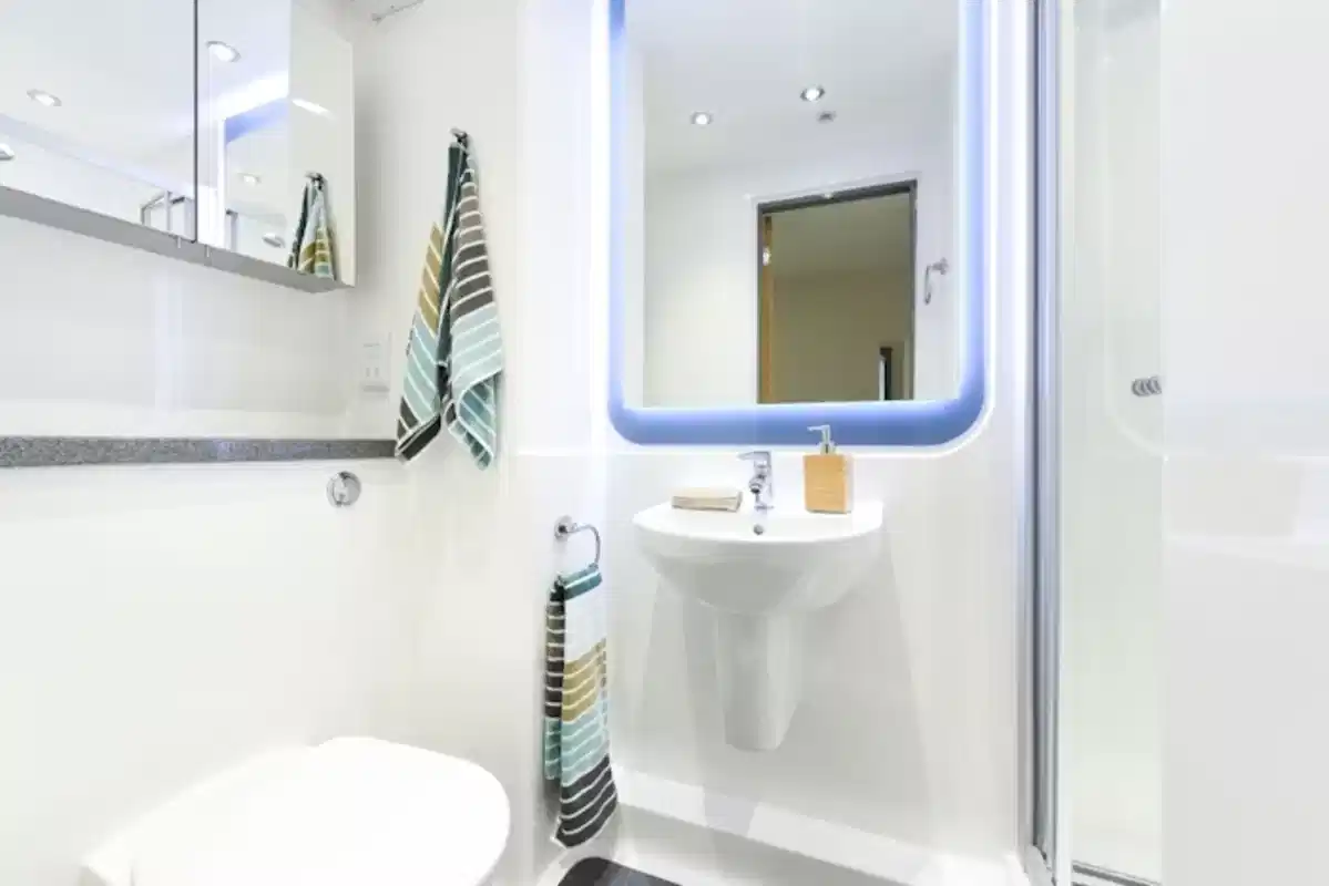 Common Area?w=400&h=260&fit=crop&q=40&auto=format&trim=auto