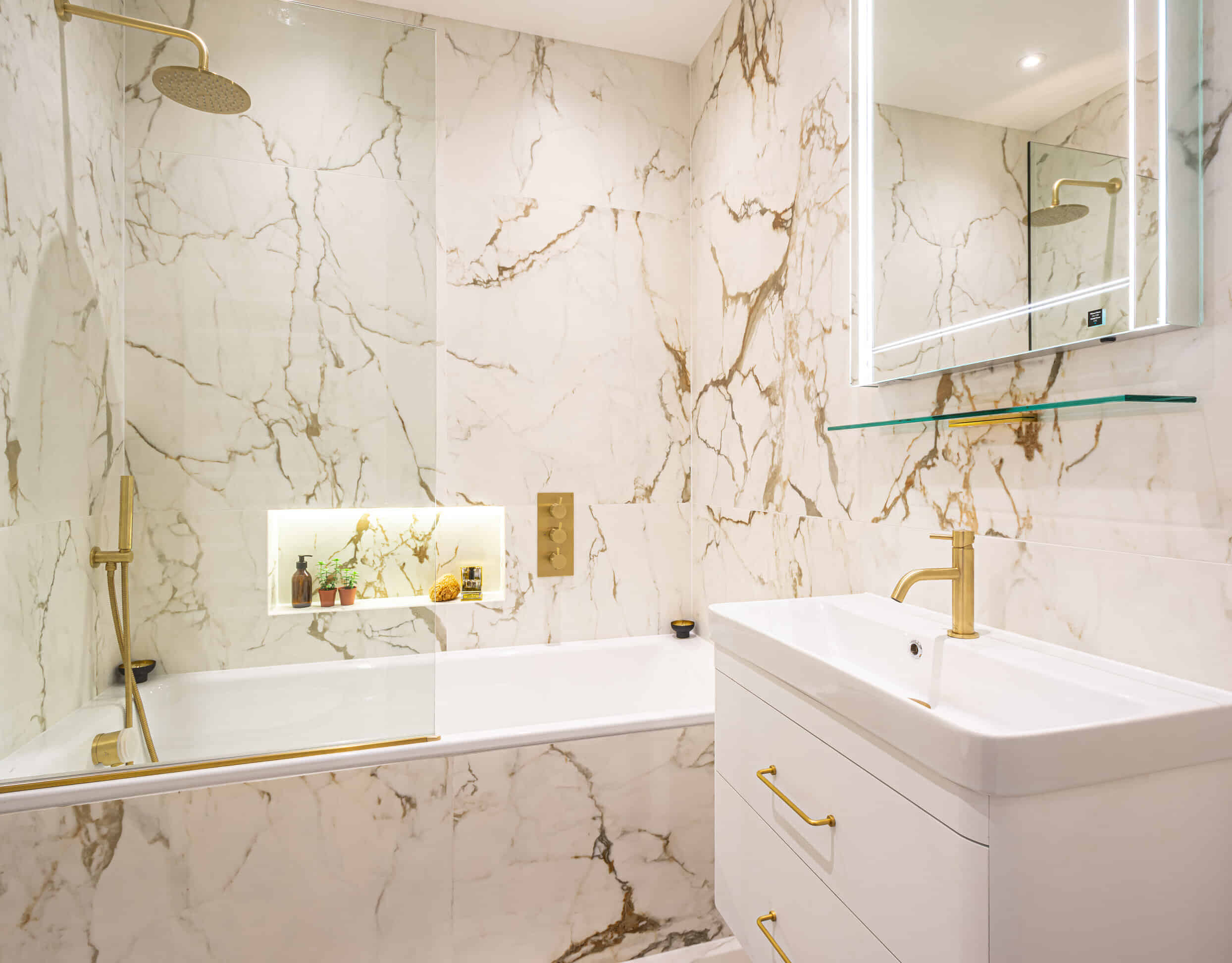 Exterior?w=400&h=260&fit=crop&q=40&auto=format&trim=auto