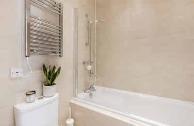 Kitchen?w=400&h=260&fit=crop&q=40&auto=format&trim=auto