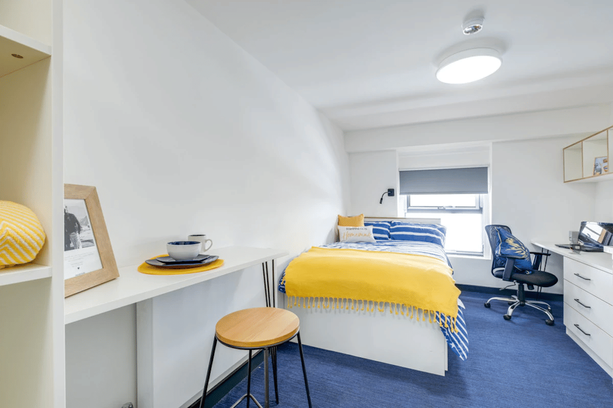 Bronze Plus Studio - Bedroom