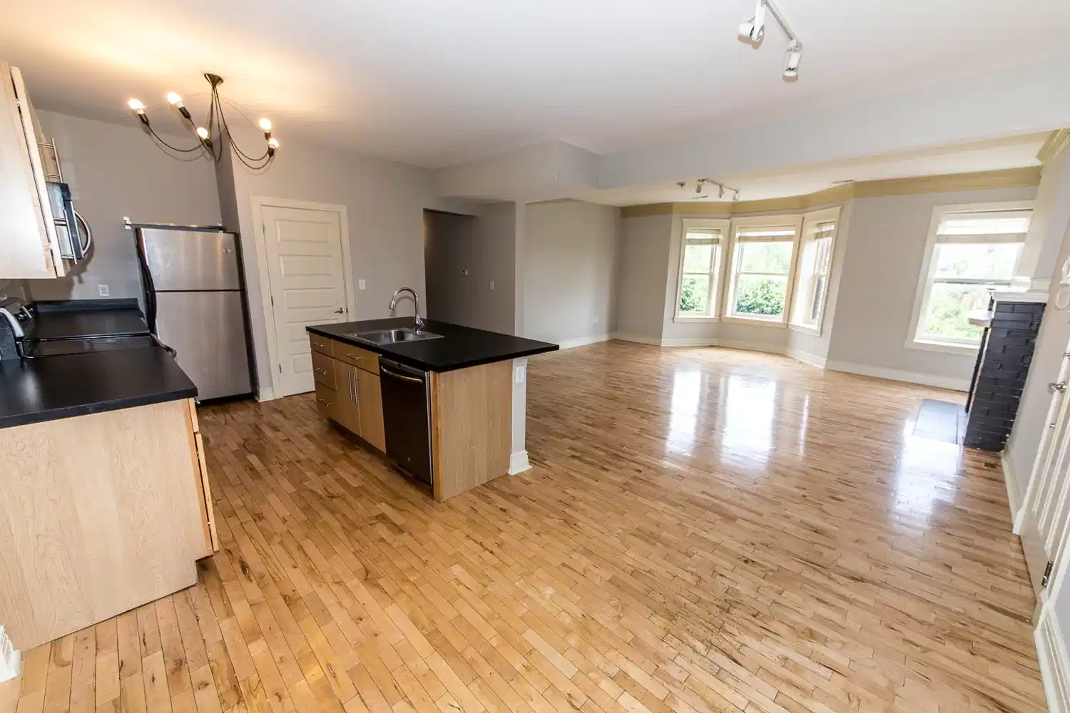 Kitchen?w=400&h=260&fit=crop&q=40&auto=format&trim=auto