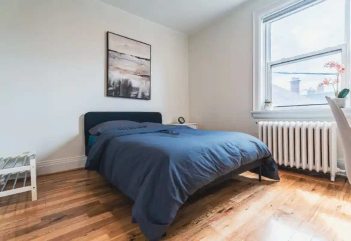 Exterior?w=400&h=260&fit=crop&q=40&auto=format&trim=auto