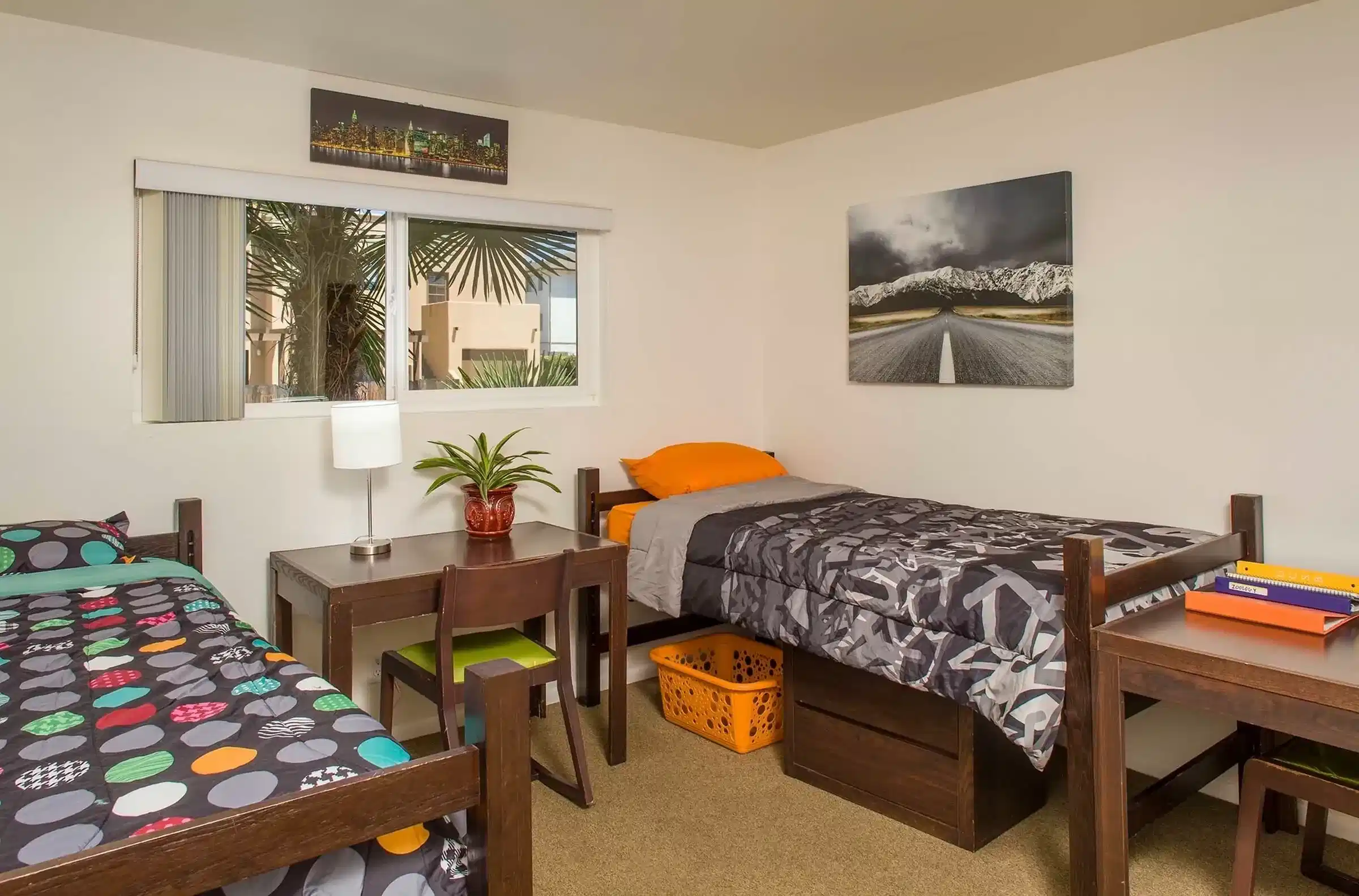 Amenities?w=400&h=260&fit=crop&q=40&auto=format&trim=auto