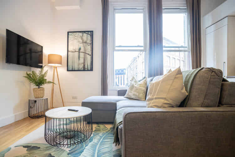 Bathroom?w=400&h=260&fit=crop&q=40&auto=format&trim=auto