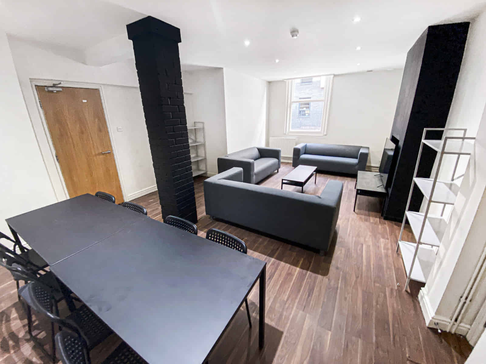 Exterior?w=400&h=260&fit=crop&q=40&auto=format&trim=auto