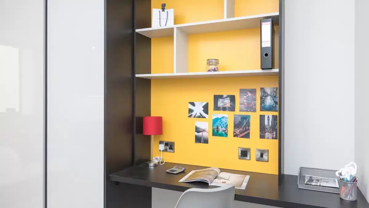 Exterior?w=400&h=260&fit=crop&q=40&auto=format&trim=auto