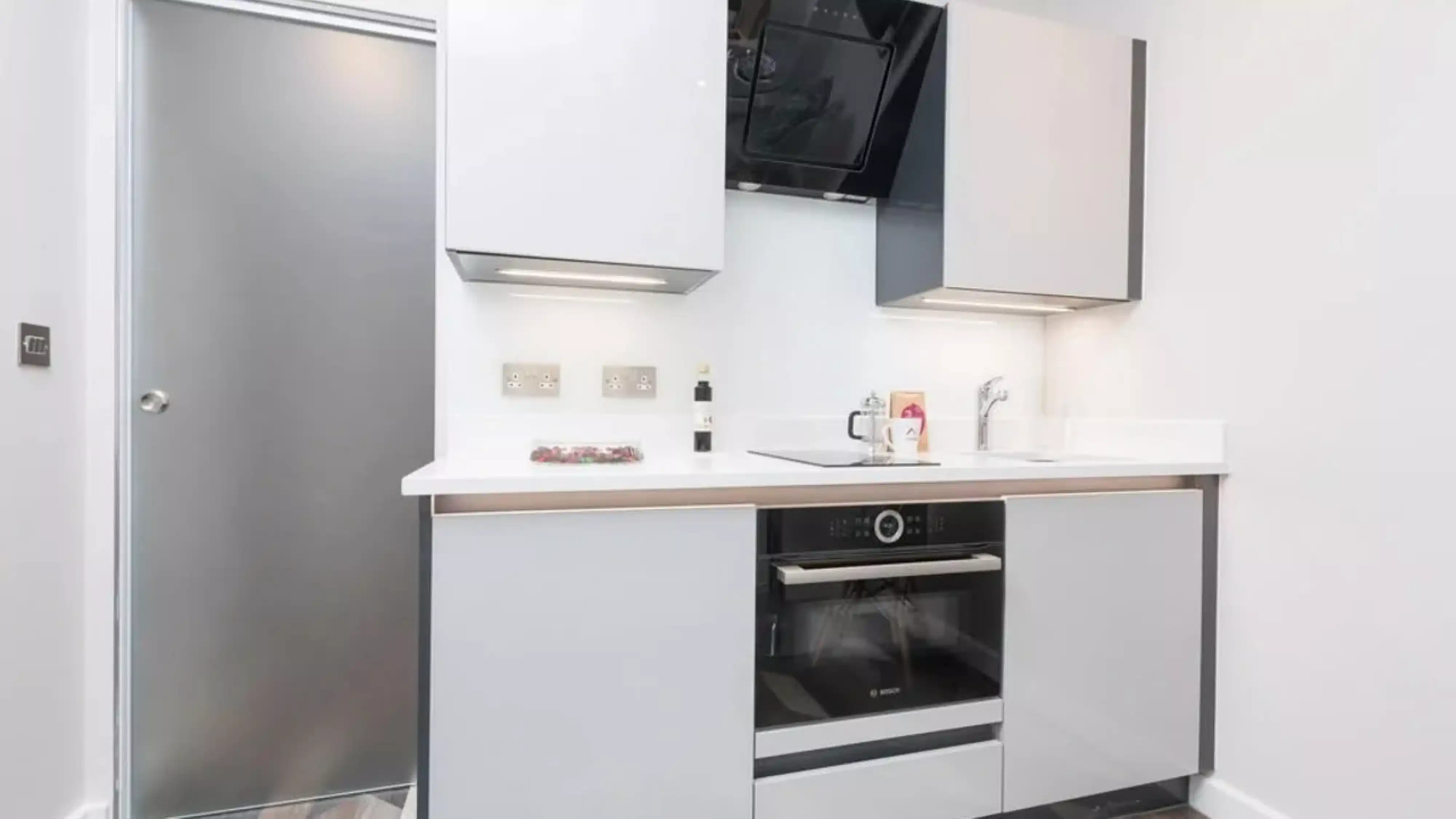 Exterior?w=400&h=260&fit=crop&q=40&auto=format&trim=auto