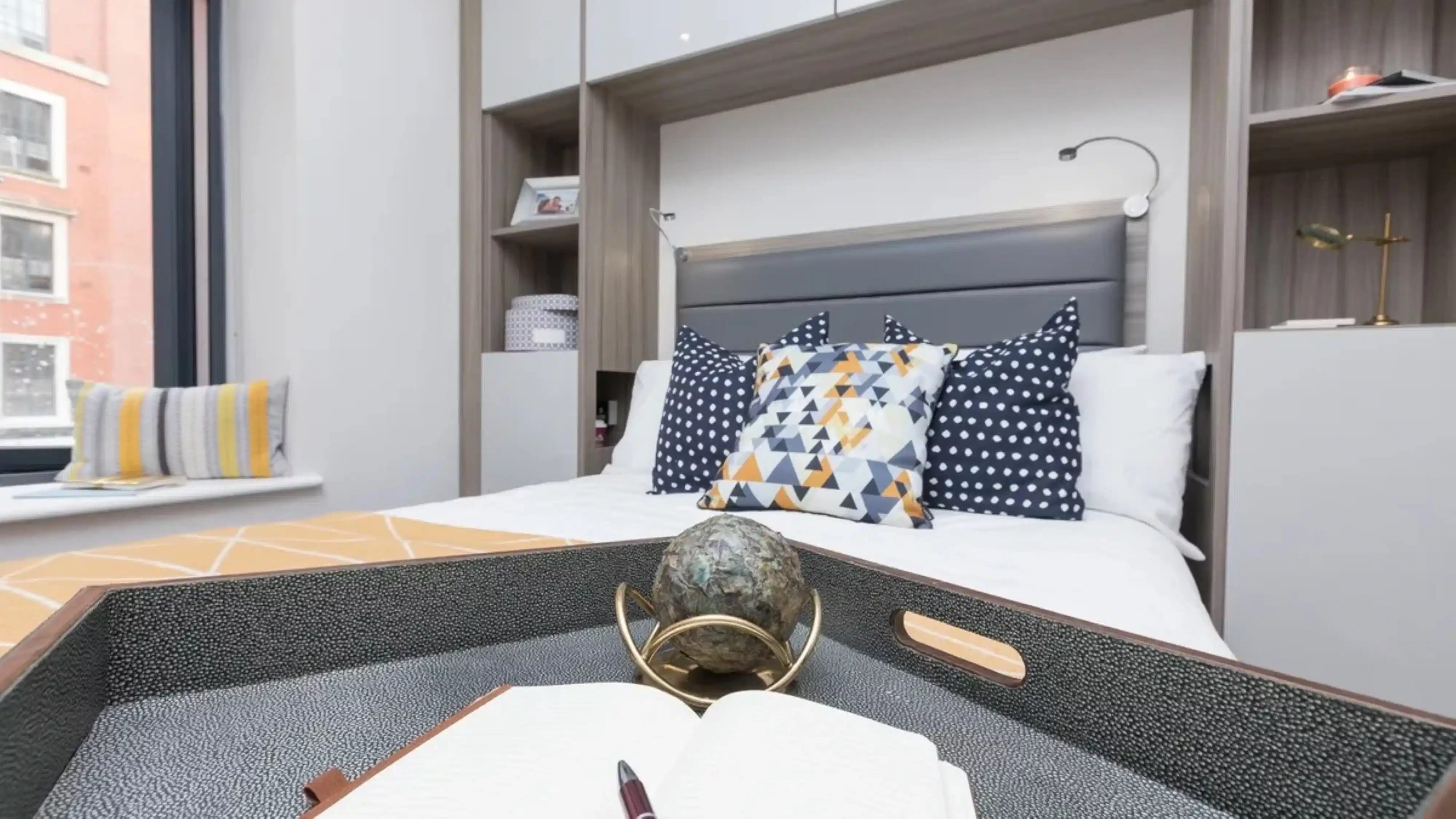 Exterior?w=400&h=260&fit=crop&q=40&auto=format&trim=auto