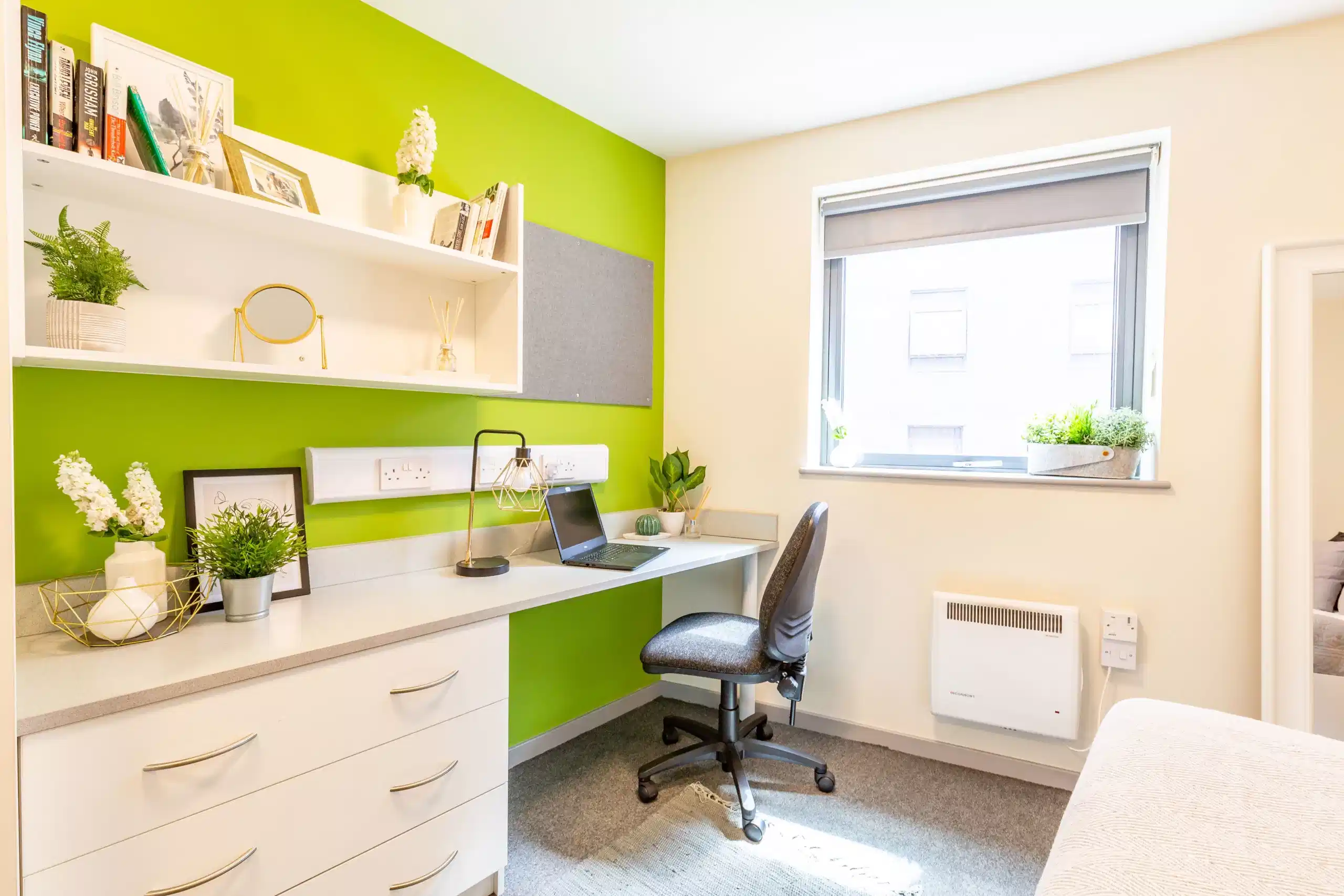 Common Area?w=400&h=260&fit=crop&q=40&auto=format&trim=auto