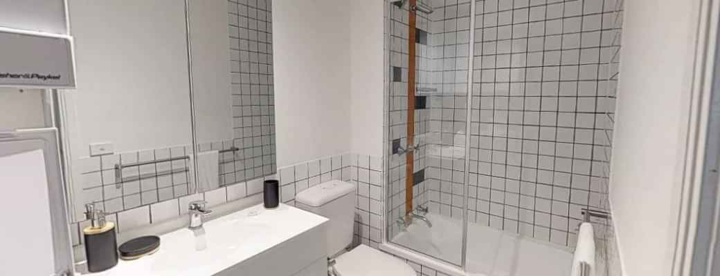 Common Area?w=400&h=260&fit=crop&q=40&auto=format&trim=auto