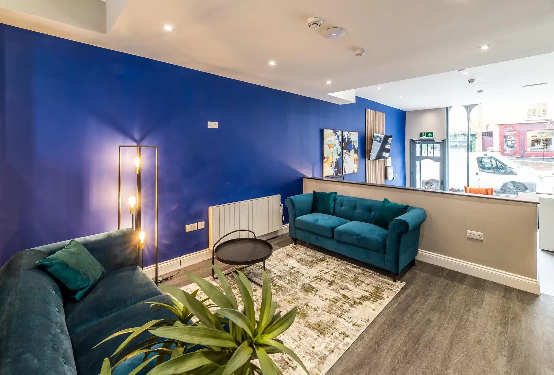 Amenities?w=400&h=260&fit=crop&q=40&auto=format&trim=auto