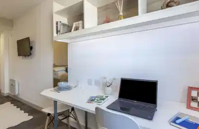 Common Area?w=400&h=260&fit=crop&q=40&auto=format&trim=auto