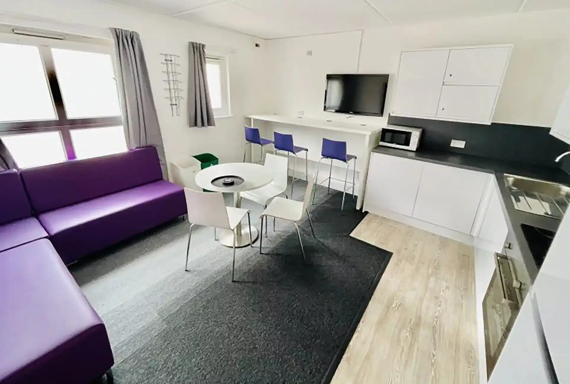 Exterior?w=400&h=260&fit=crop&q=40&auto=format&trim=auto