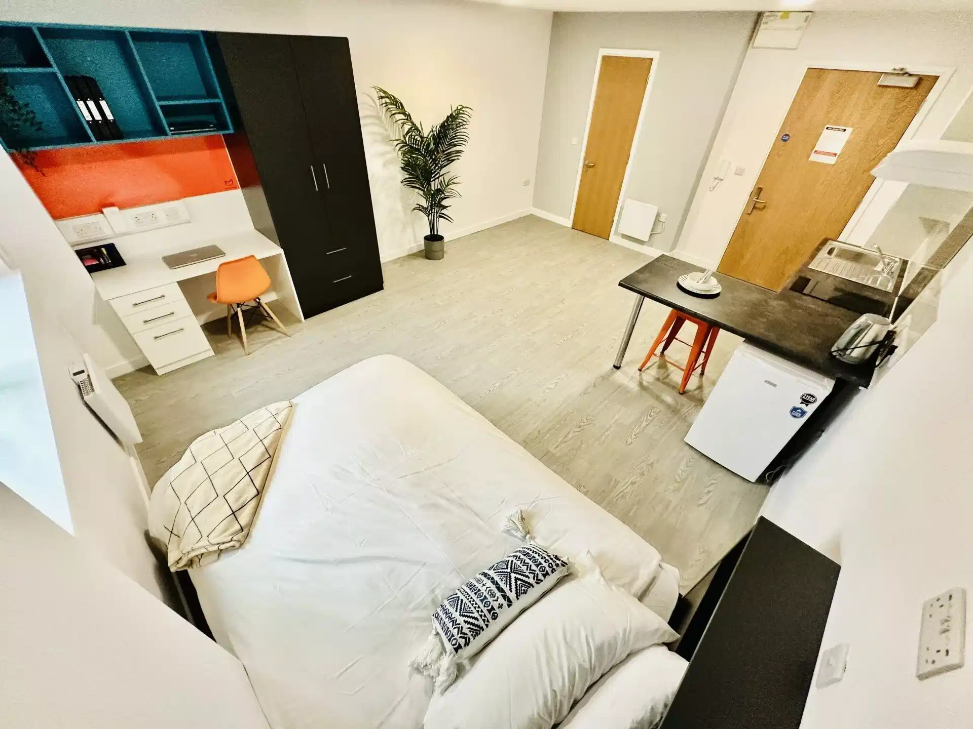 Common Area?w=400&h=260&fit=crop&q=40&auto=format&trim=auto