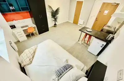 Common Area?w=400&h=260&fit=crop&q=40&auto=format&trim=auto