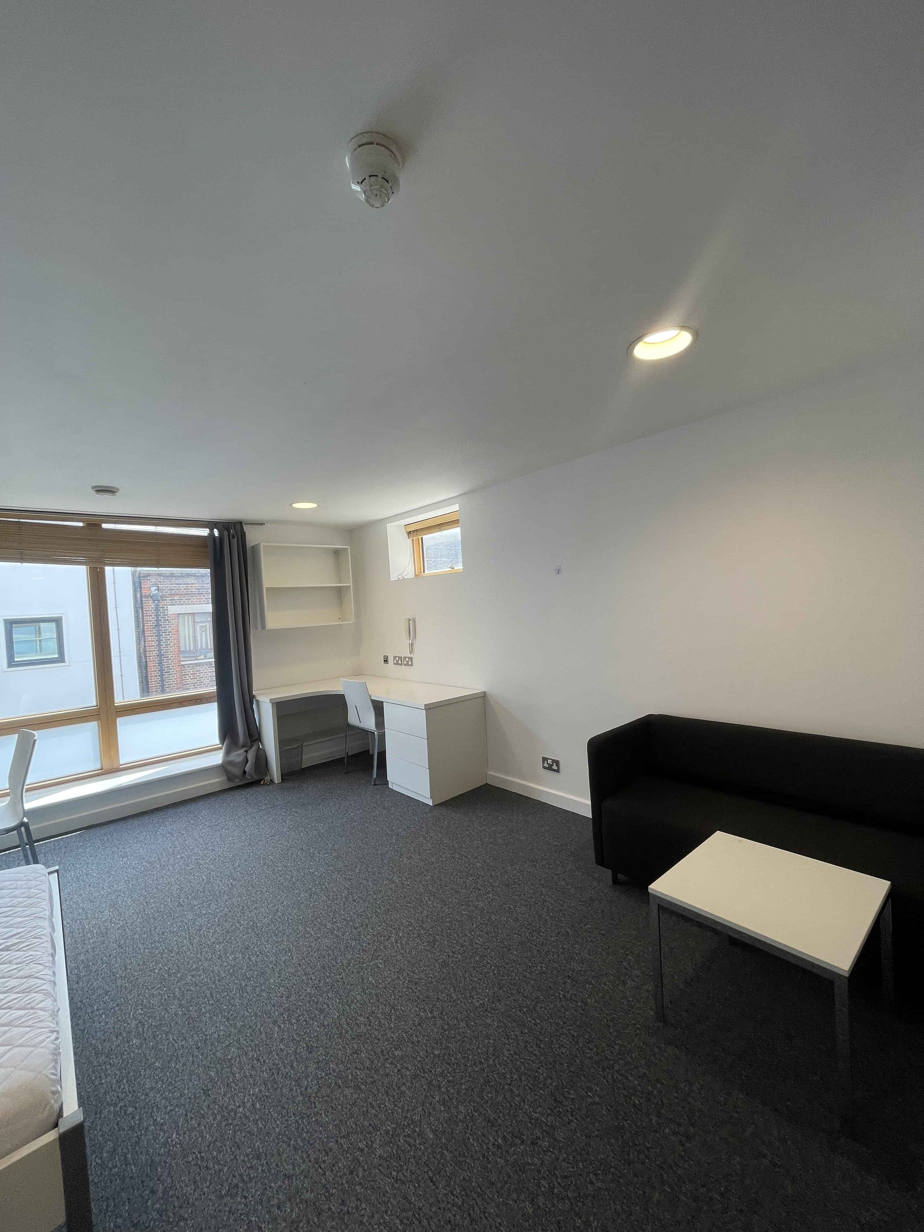 Bathroom?w=400&h=260&fit=crop&q=40&auto=format&trim=auto