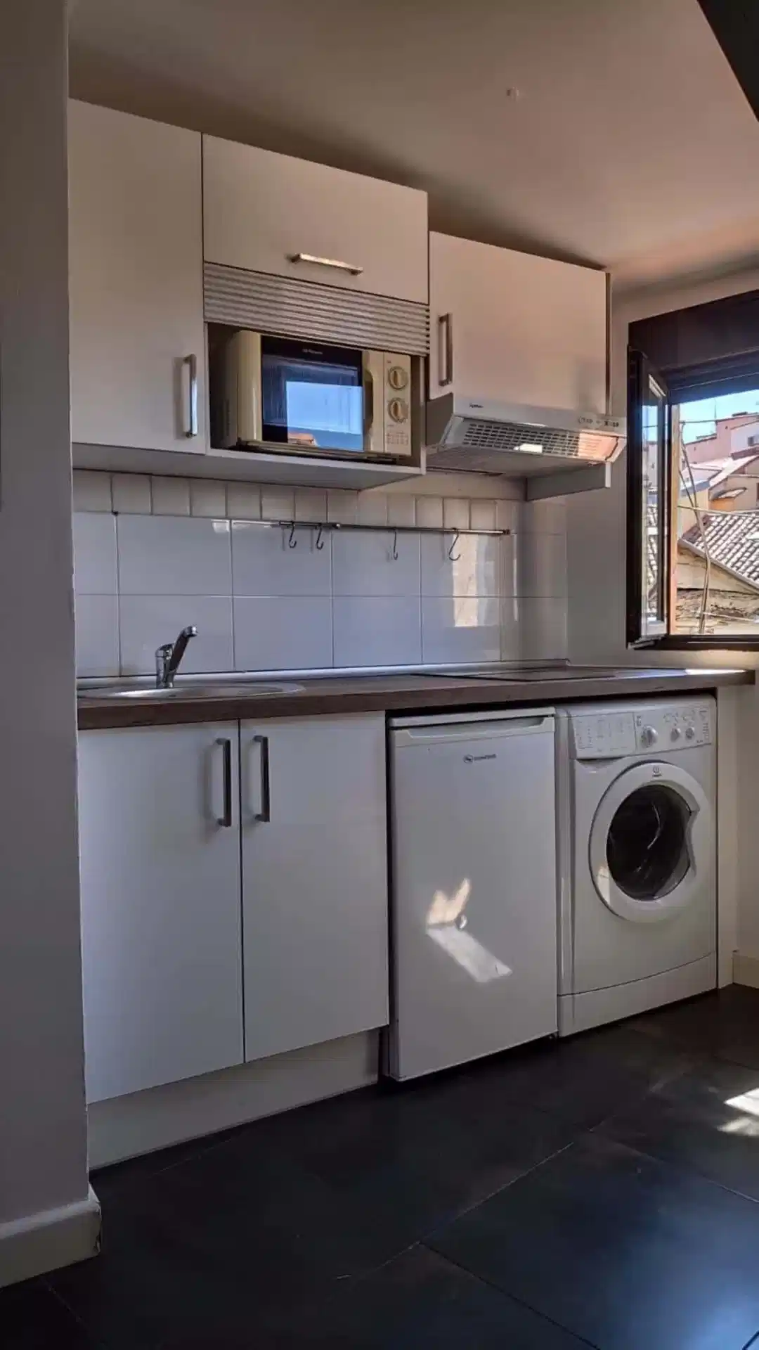 Exterior?w=400&h=260&fit=crop&q=40&auto=format&trim=auto