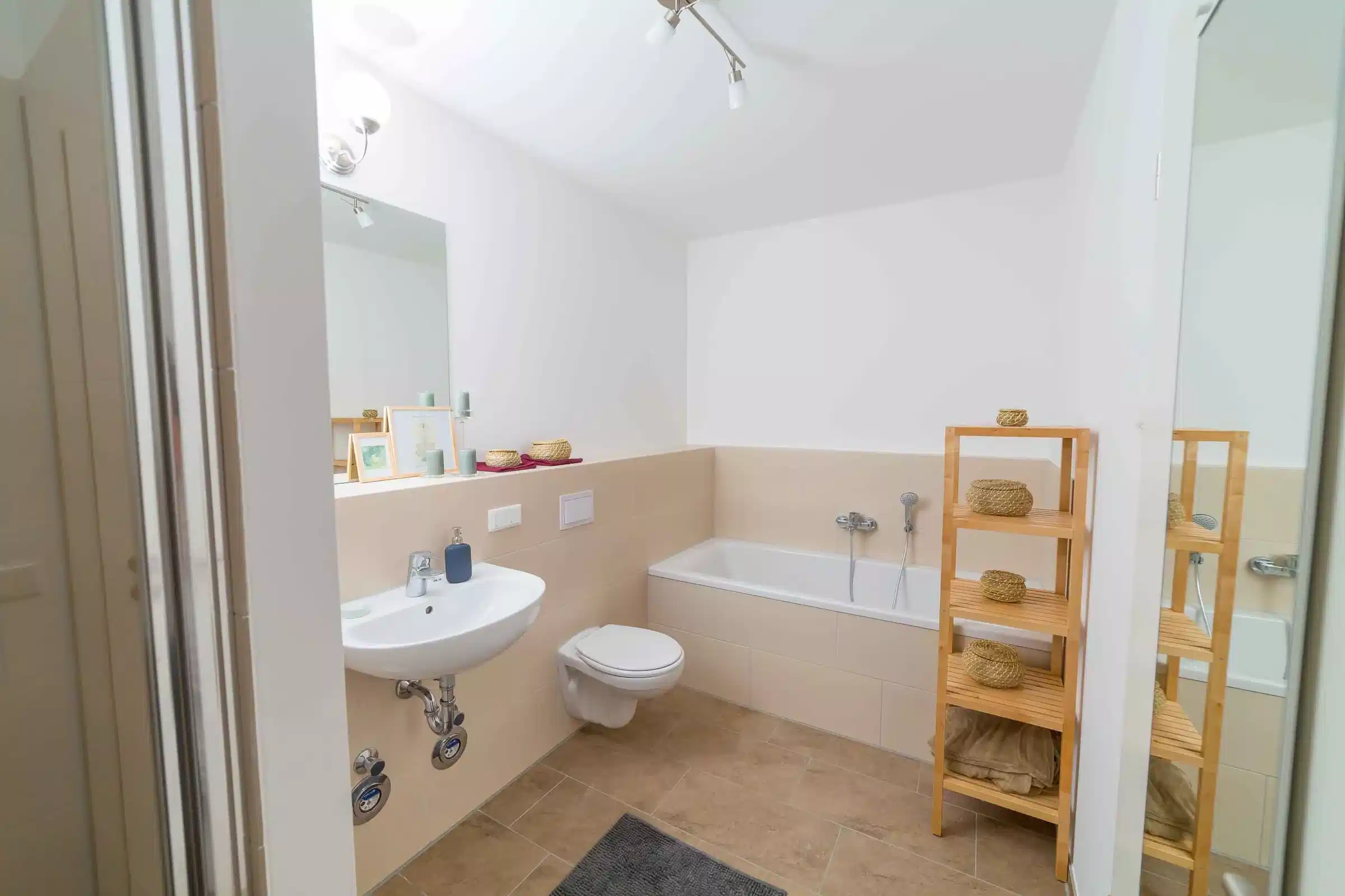 Exterior?w=400&h=260&fit=crop&q=40&auto=format&trim=auto