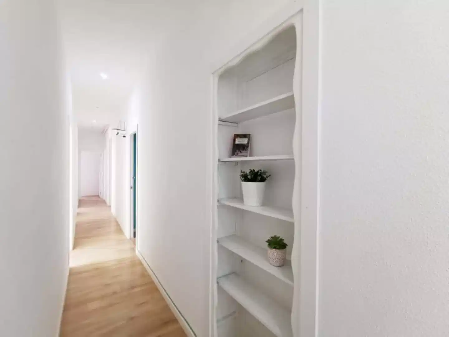 Exterior?w=400&h=260&fit=crop&q=40&auto=format&trim=auto