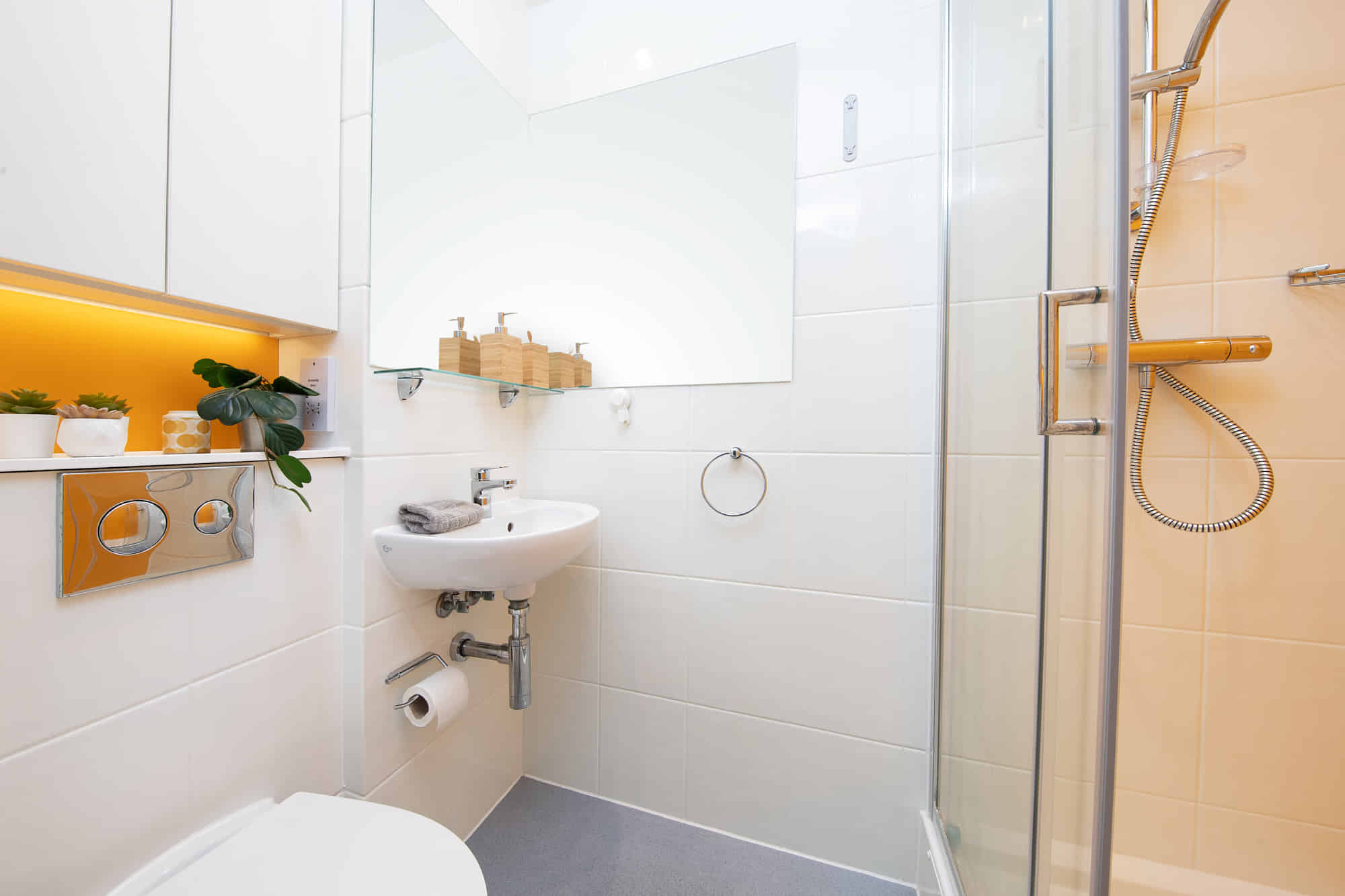 Exterior?w=400&h=260&fit=crop&q=40&auto=format&trim=auto