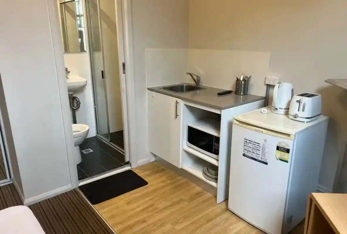 Bedroom?w=400&h=260&fit=crop&q=40&auto=format&trim=auto