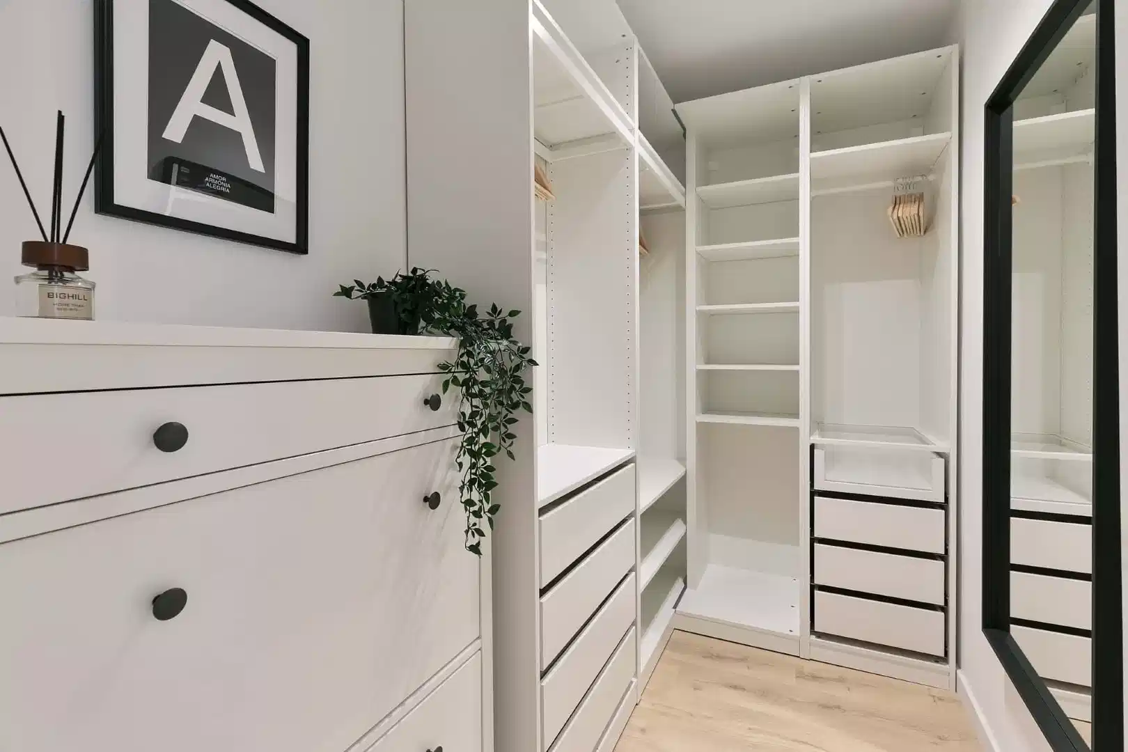 Exterior?w=400&h=260&fit=crop&q=40&auto=format&trim=auto