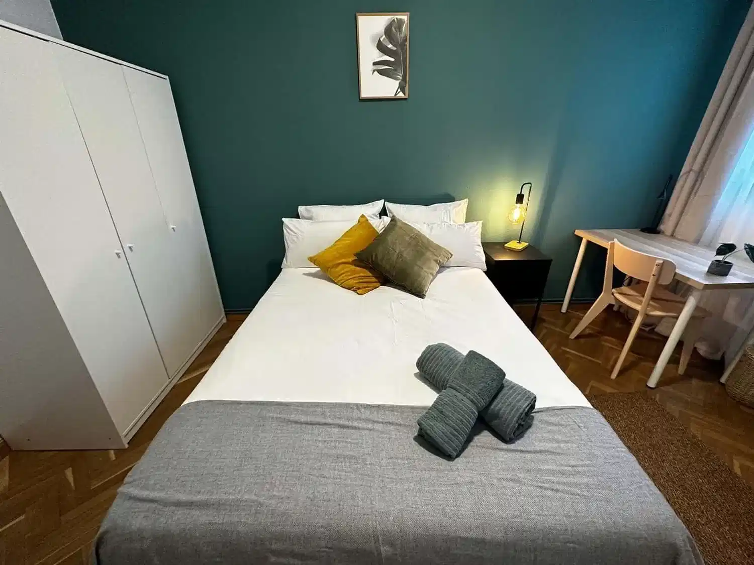 Exterior?w=400&h=260&fit=crop&q=40&auto=format&trim=auto