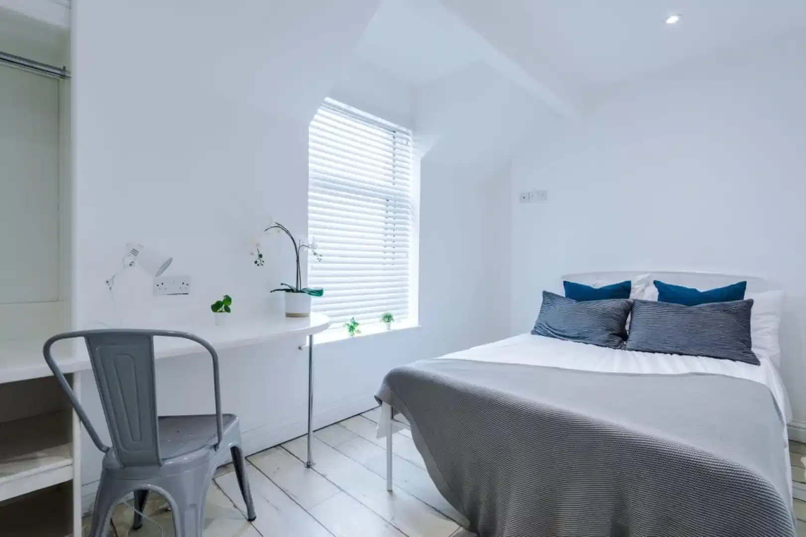 Amenities?w=400&h=260&fit=crop&q=40&auto=format&trim=auto