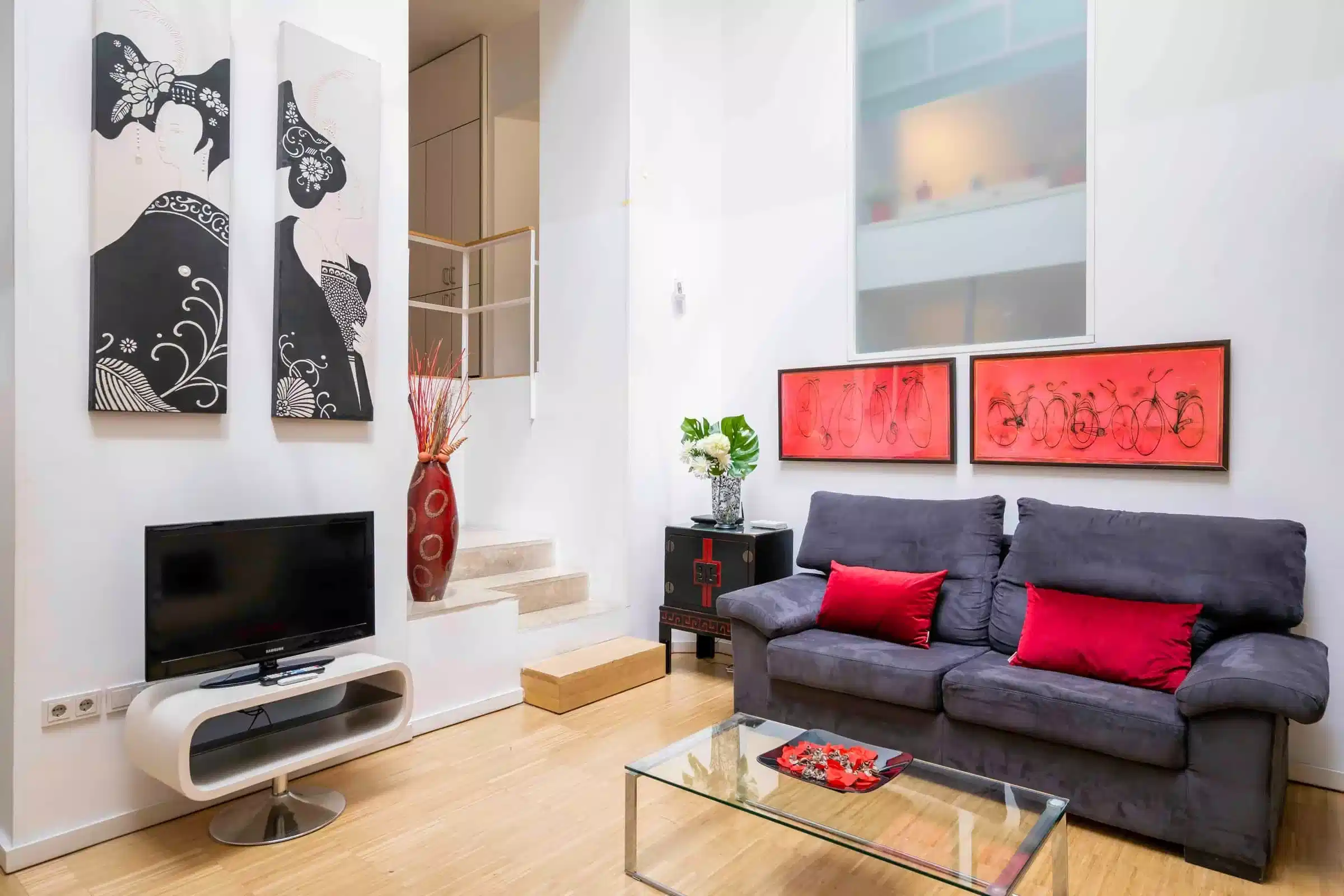 Room in a 9 Bedroom 2 Bathroom (Calle De Valencia) - Bedroom?w=400&h=260&fit=crop&q=40&auto=format&trim=auto