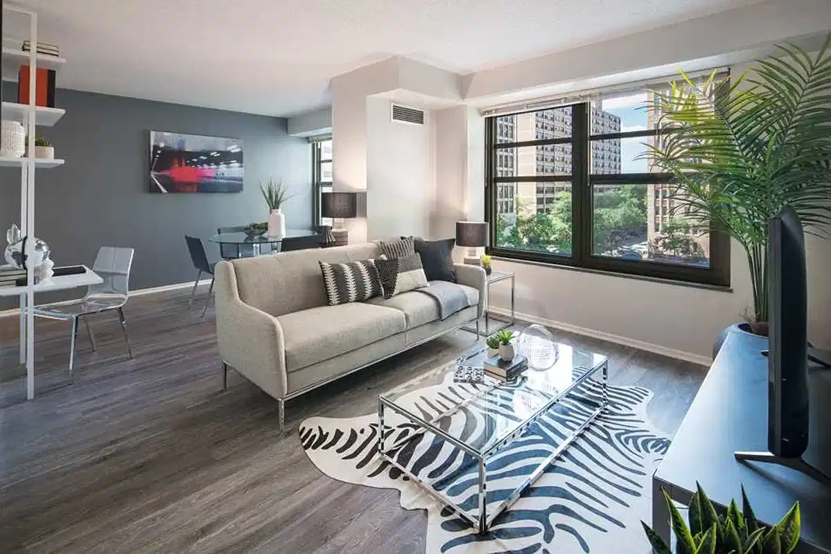 Exterior?w=400&h=260&fit=crop&q=40&auto=format&trim=auto